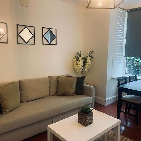 Unique 2 Bedroom Apartment In London/ Excel / Olympic City Close To Central Line Tube Station With Gated Parking Space ภายนอก รูปภาพ
