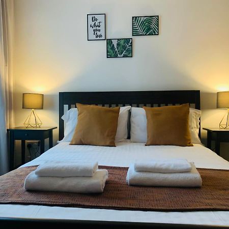 Unique 2 Bedroom Apartment In London/ Excel / Olympic City Close To Central Line Tube Station With Gated Parking Space ภายนอก รูปภาพ