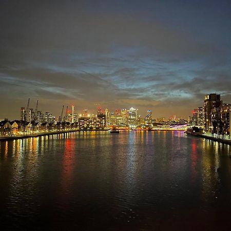 Unique 2 Bedroom Apartment In London/ Excel / Olympic City Close To Central Line Tube Station With Gated Parking Space ภายนอก รูปภาพ