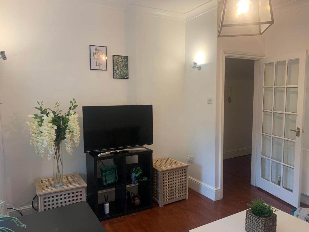 Unique 2 Bedroom Apartment In London/ Excel / Olympic City Close To Central Line Tube Station With Gated Parking Space ภายนอก รูปภาพ