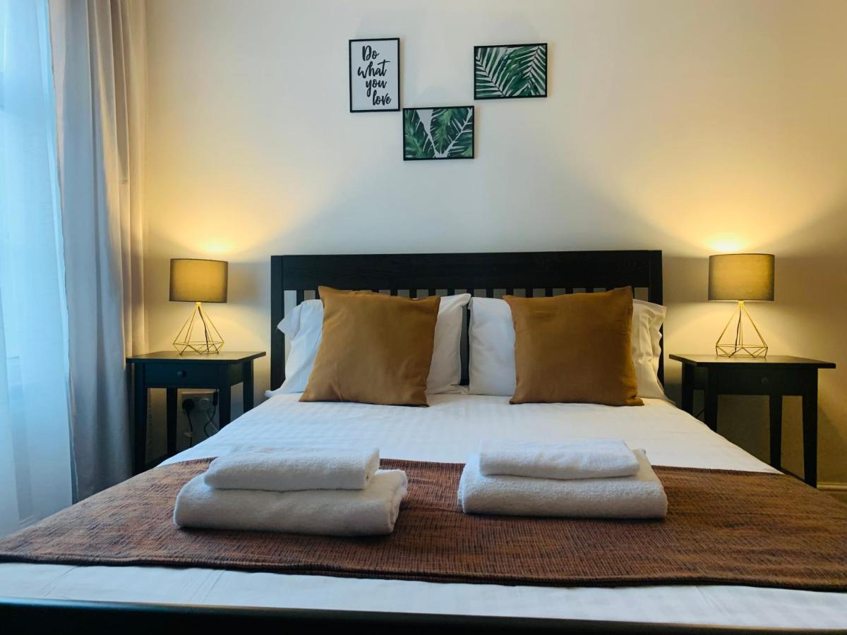 Unique 2 Bedroom Apartment In London/ Excel / Olympic City Close To Central Line Tube Station With Gated Parking Space ภายนอก รูปภาพ