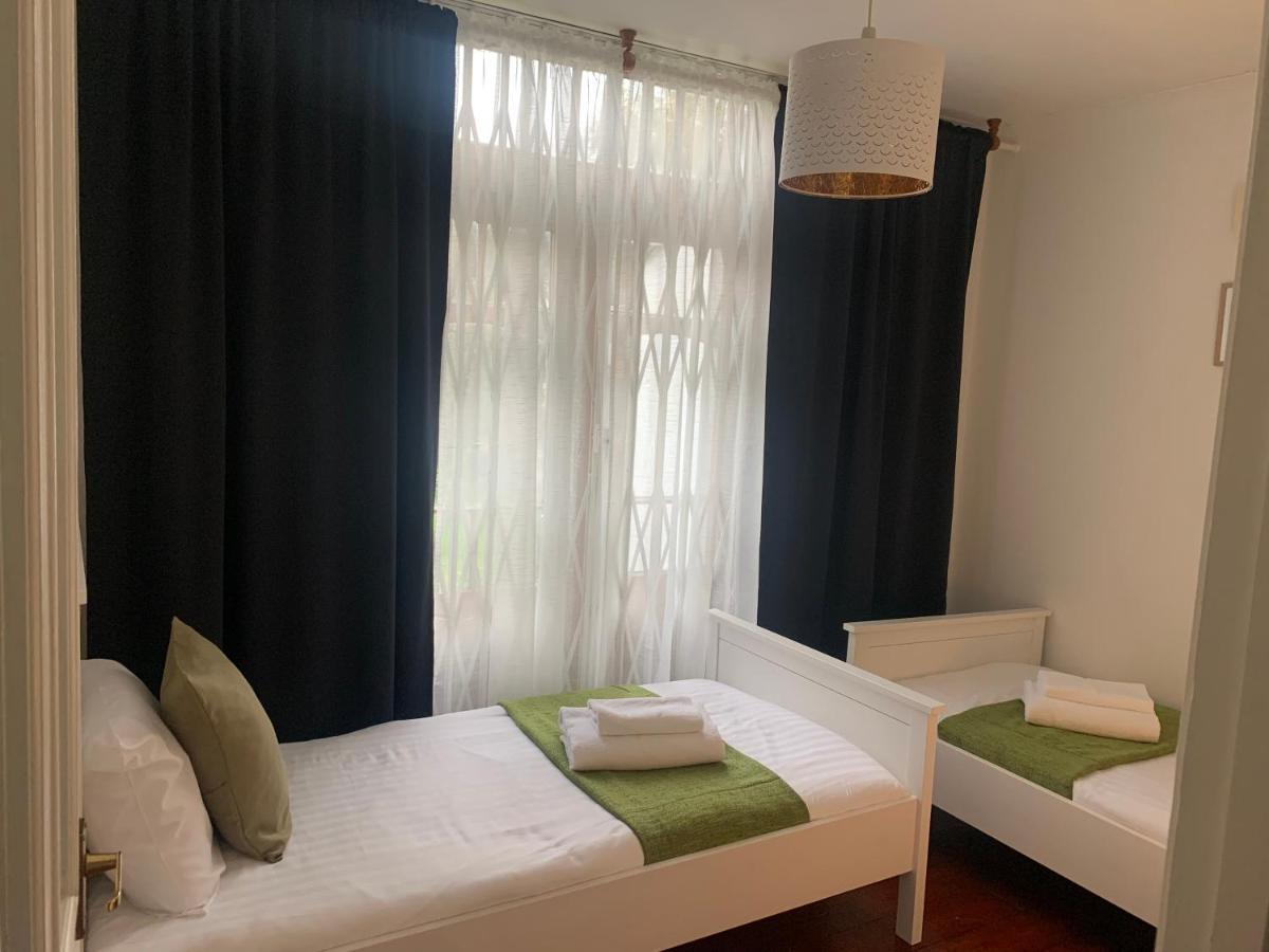 Unique 2 Bedroom Apartment In London/ Excel / Olympic City Close To Central Line Tube Station With Gated Parking Space ภายนอก รูปภาพ