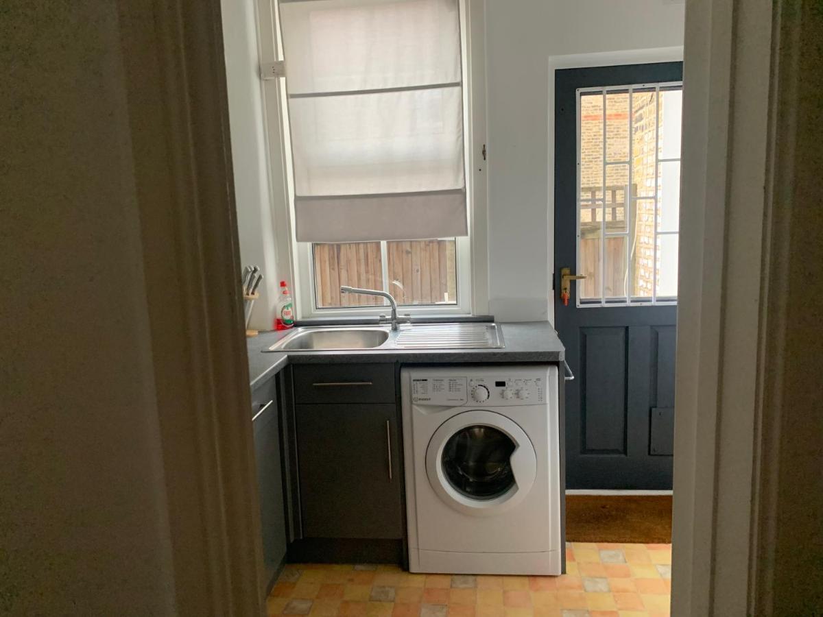 Unique 2 Bedroom Apartment In London/ Excel / Olympic City Close To Central Line Tube Station With Gated Parking Space ภายนอก รูปภาพ
