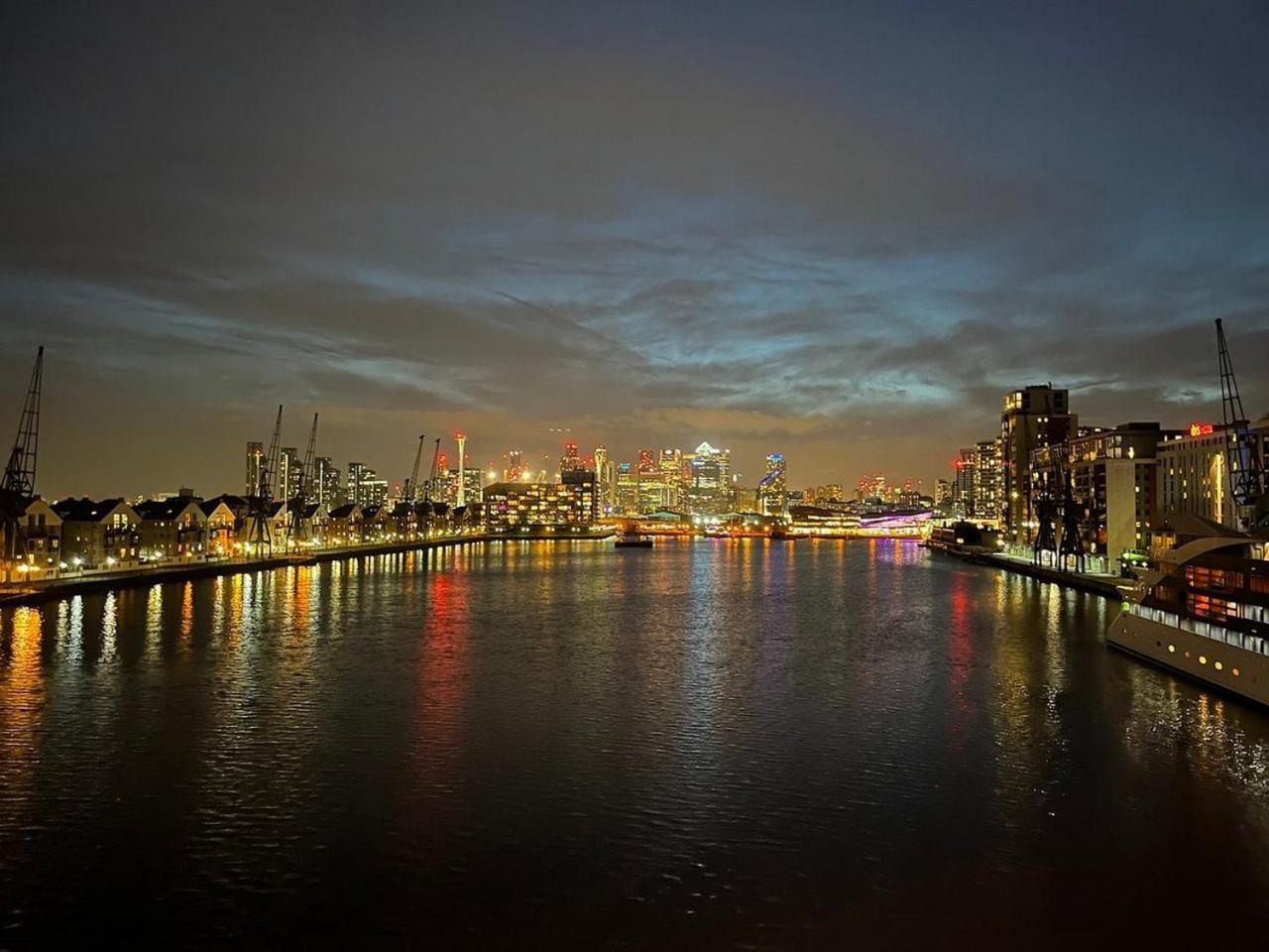 Unique 2 Bedroom Apartment In London/ Excel / Olympic City Close To Central Line Tube Station With Gated Parking Space ภายนอก รูปภาพ